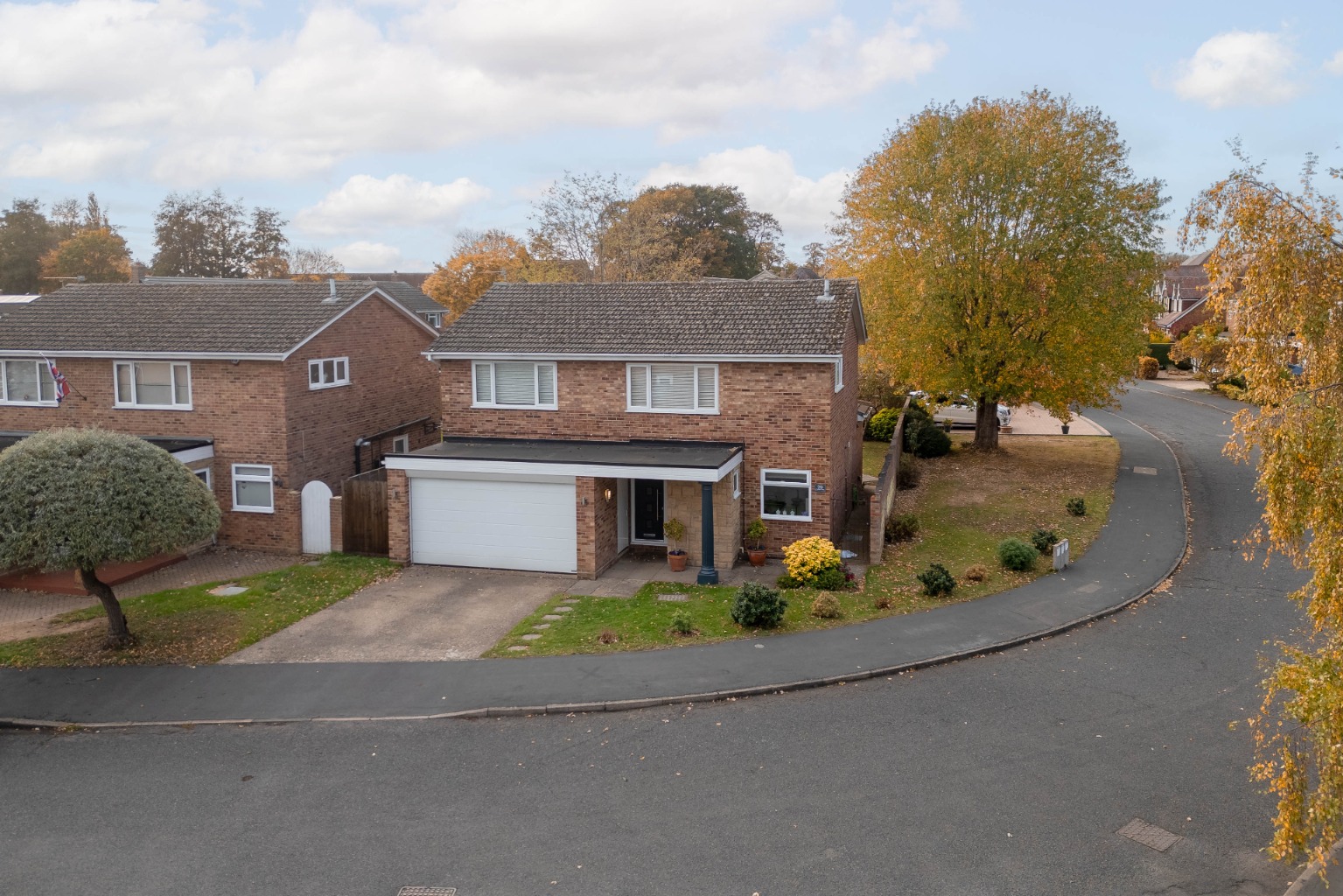 Stunning Four Double Bedroom Extended Home in Little Paxton with Open Plan Living