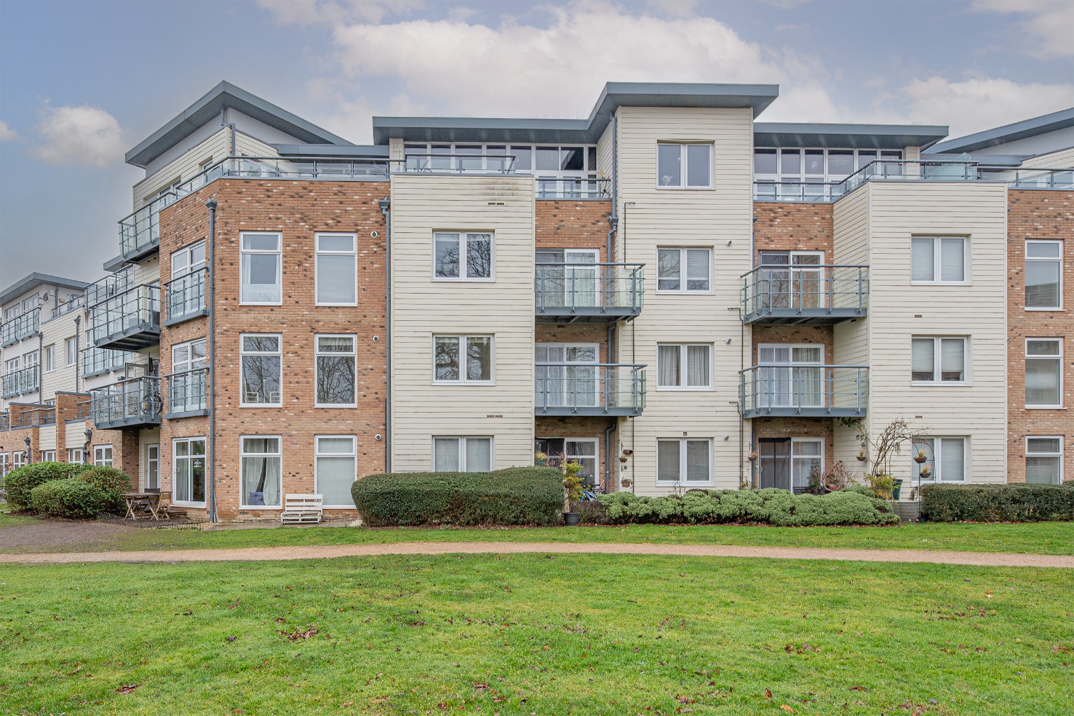 Two-Bedroom Apartment with Lift Access & Parking - Calling All First Time Buyers And Investors.