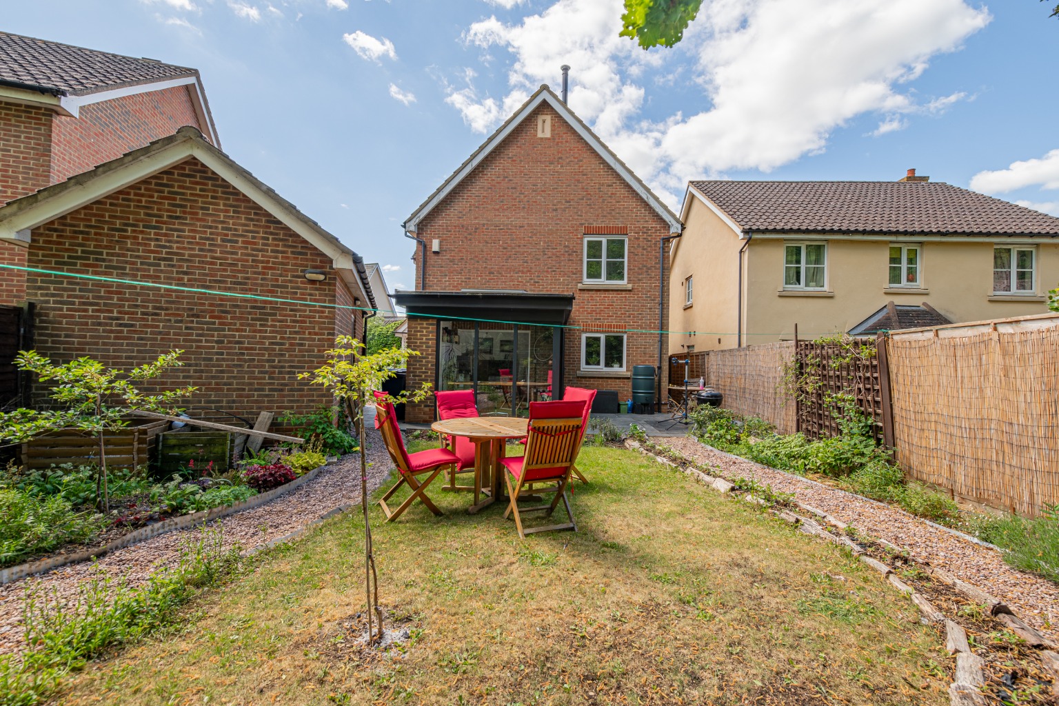 Stunning 4-Bed Family Home Overlooking Jeavons Wood in quiet cul-de-sac Property image 6