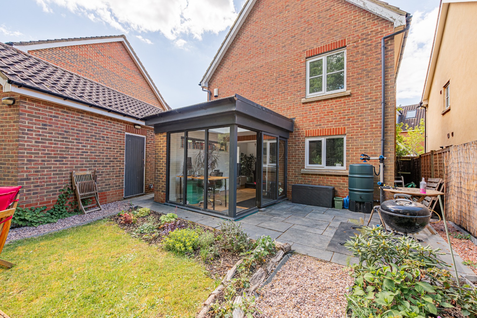 Stunning 4-Bed Family Home Overlooking Jeavons Wood in quiet cul-de-sac Property image 7