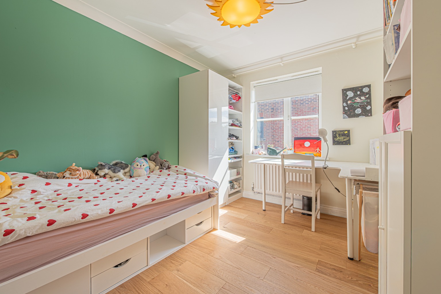 Stunning 4-Bed Family Home Overlooking Jeavons Wood in quiet cul-de-sac Property image 13