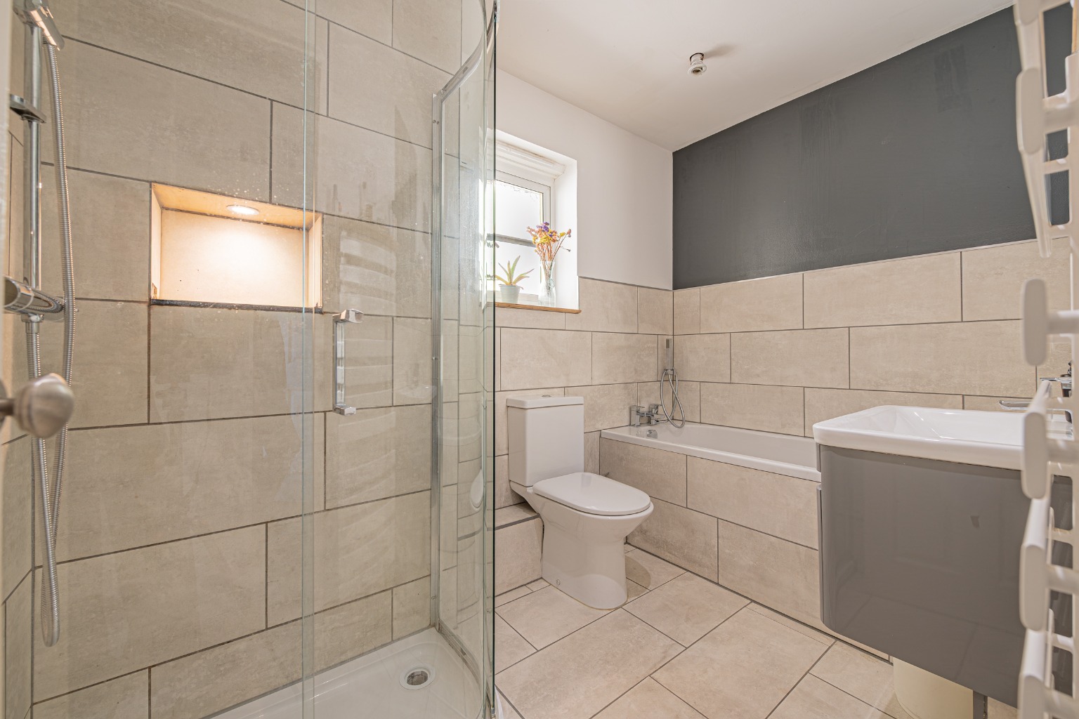 Stunning 4-Bed Family Home Overlooking Jeavons Wood in quiet cul-de-sac Property image 12
