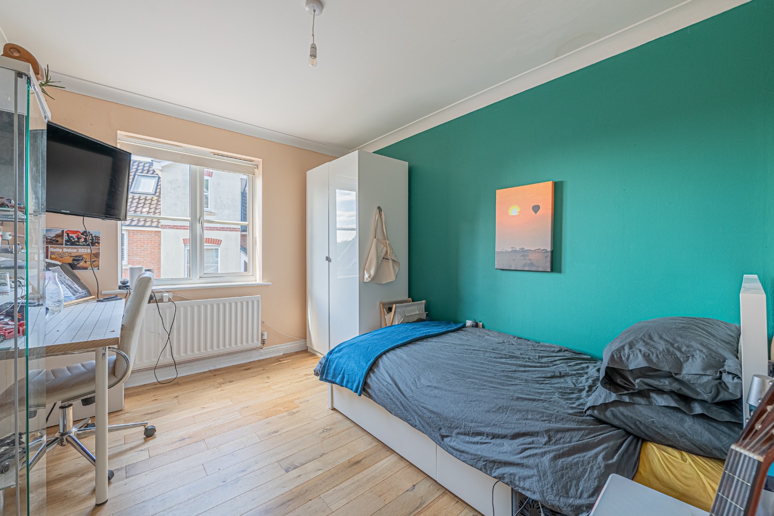 Stunning 4-Bed Family Home Overlooking Jeavons Wood in quiet cul-de-sac Property image 11