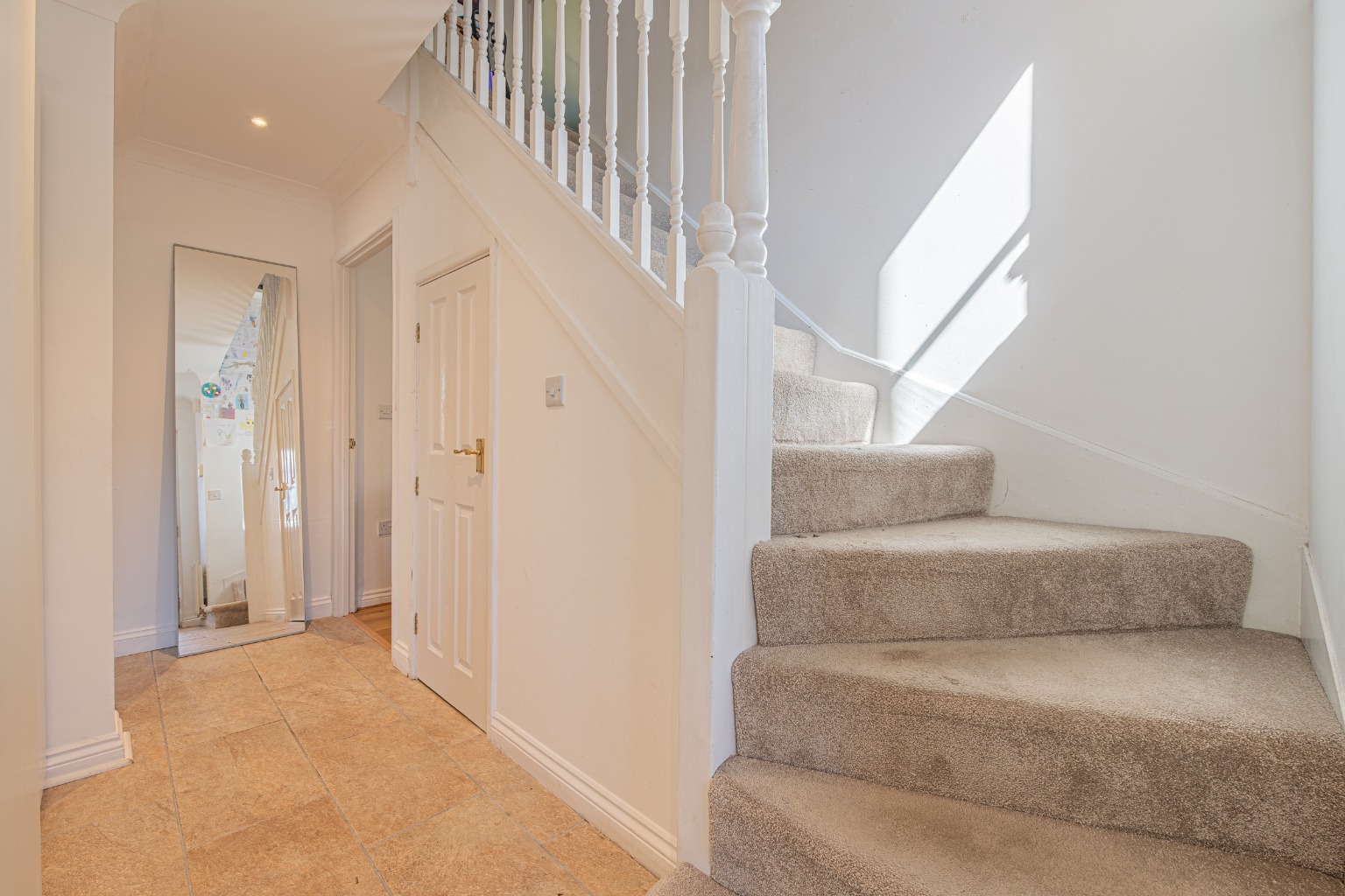 Stunning 4-Bed Family Home Overlooking Jeavons Wood in quiet cul-de-sac Property image 17