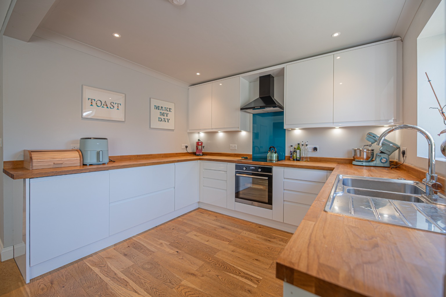 Stunning 4-Bed Family Home Overlooking Jeavons Wood in quiet cul-de-sac Property image 19