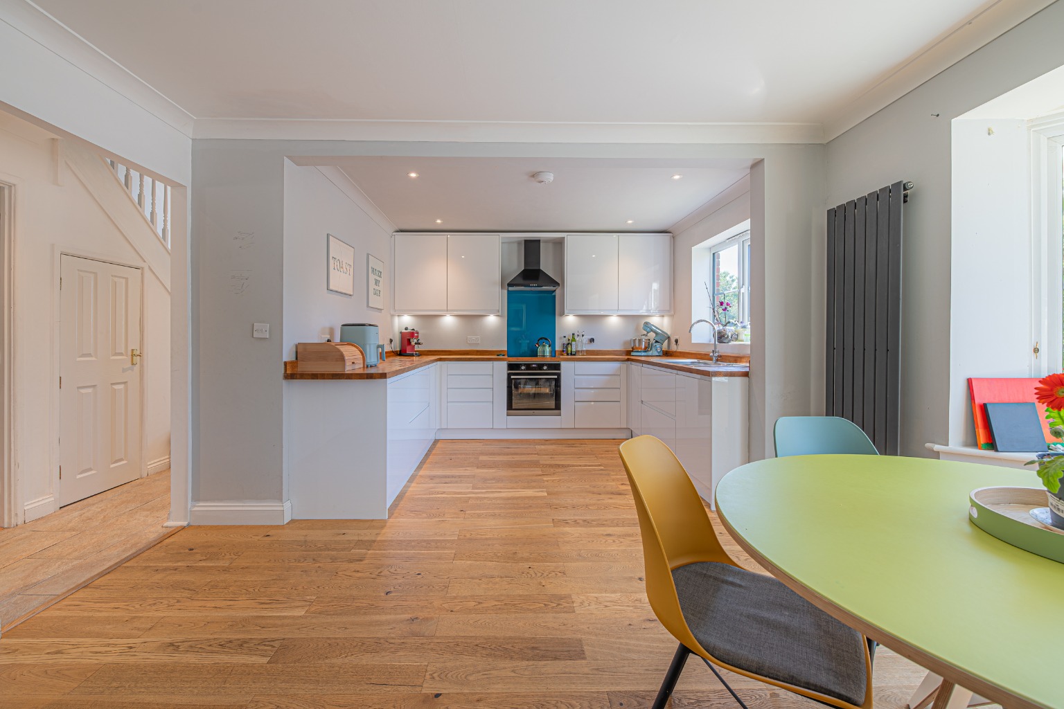 Stunning 4-Bed Family Home Overlooking Jeavons Wood in quiet cul-de-sac Property image 3