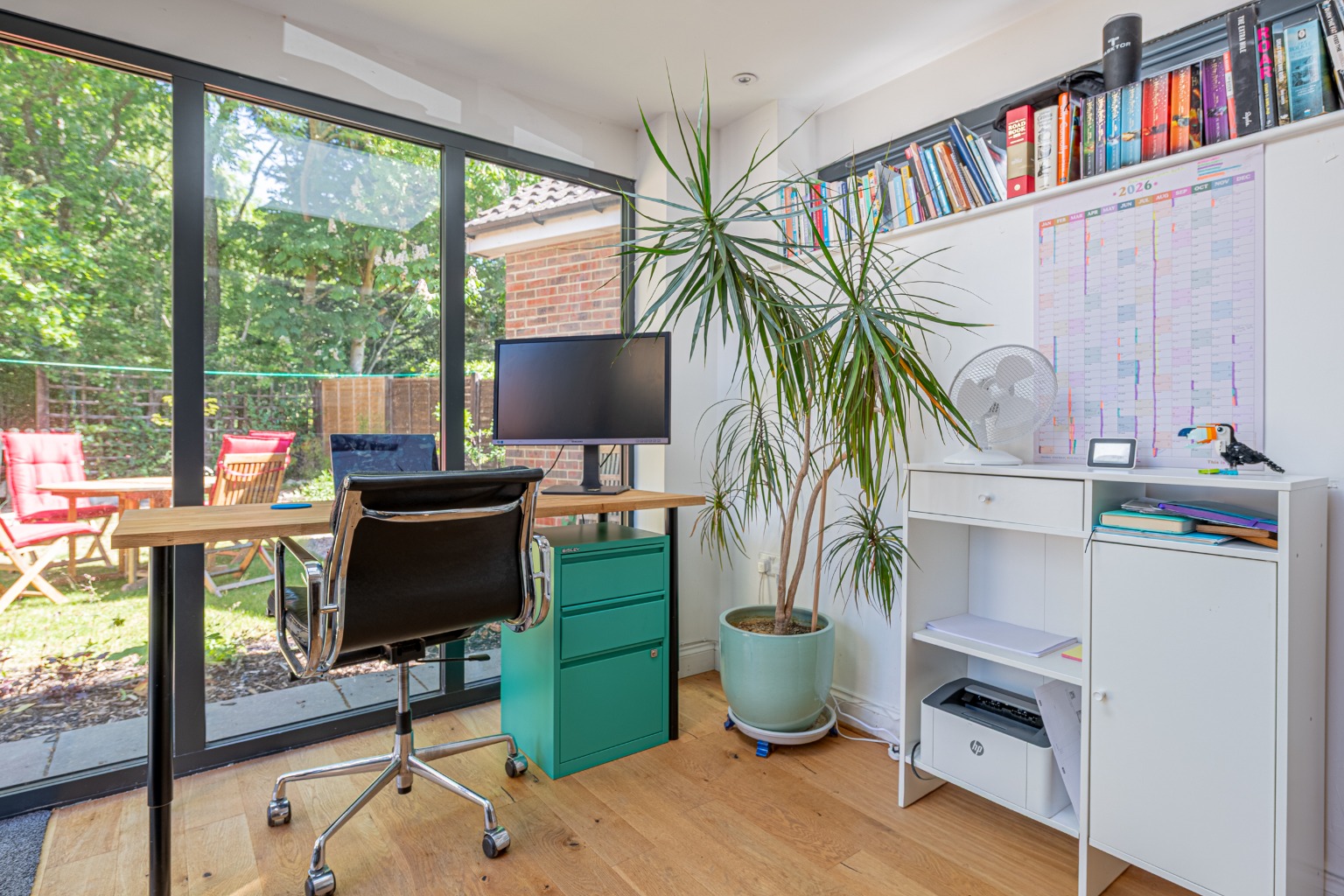 Stunning 4-Bed Family Home Overlooking Jeavons Wood in quiet cul-de-sac Property image 4