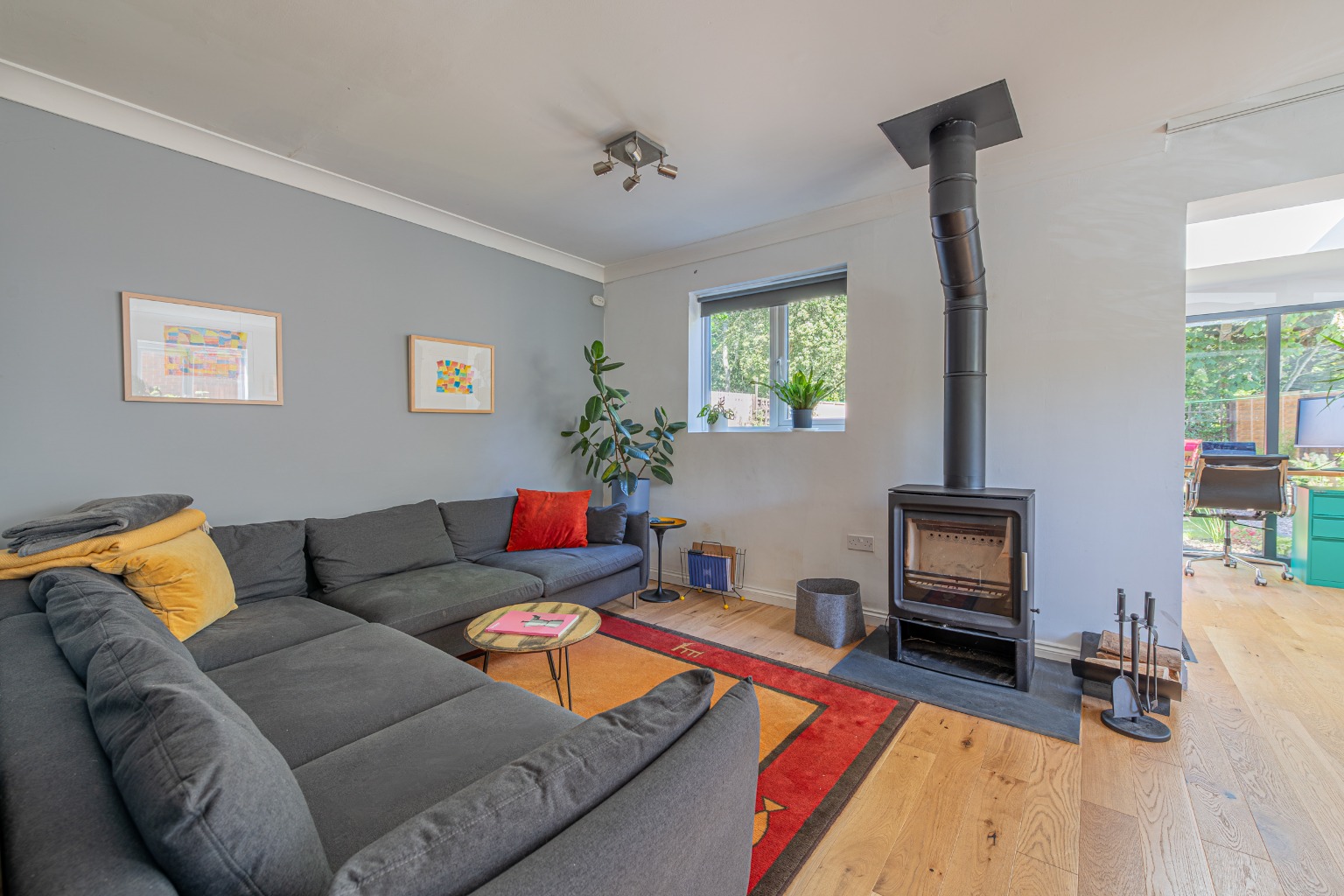 Stunning 4-Bed Family Home Overlooking Jeavons Wood in quiet cul-de-sac Property image 21