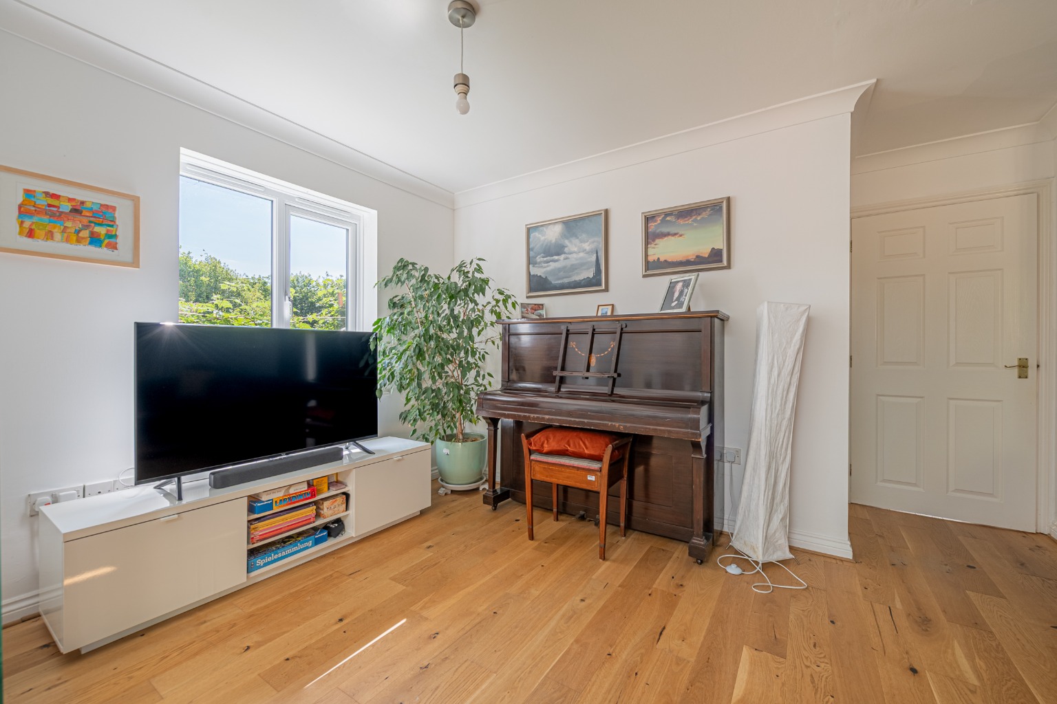 Stunning 4-Bed Family Home Overlooking Jeavons Wood in quiet cul-de-sac Property image 22