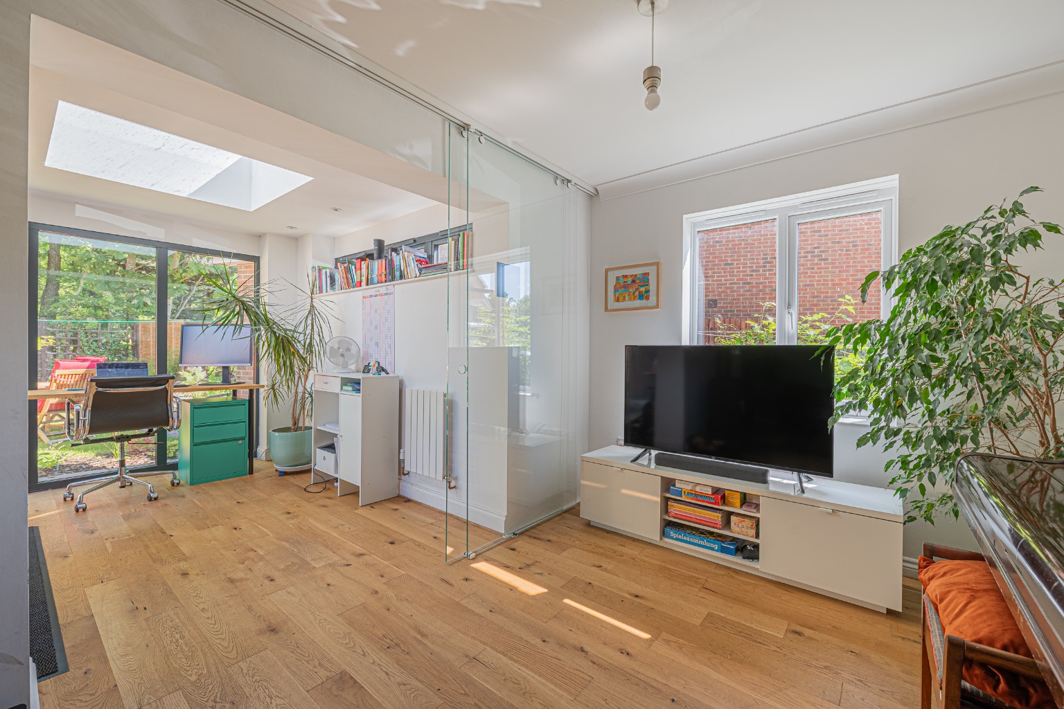 Stunning 4-Bed Family Home Overlooking Jeavons Wood in quiet cul-de-sac Property image 2
