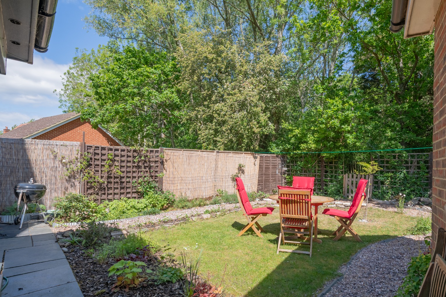 Stunning 4-Bed Family Home Overlooking Jeavons Wood in quiet cul-de-sac Property image 24