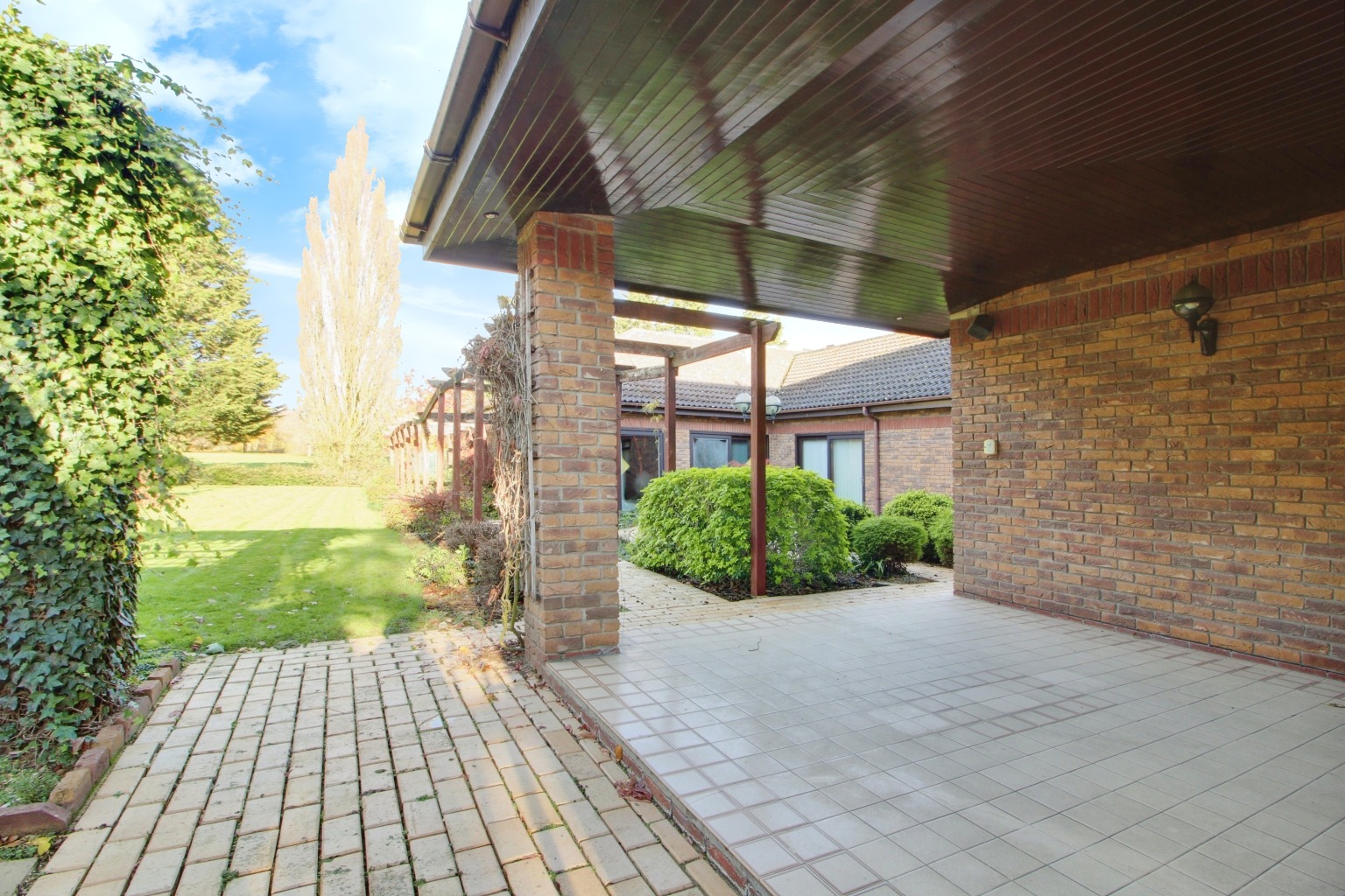 Saviles Close, a substantial family home in one of St Neots’ most exclusive private roads. Property image 19