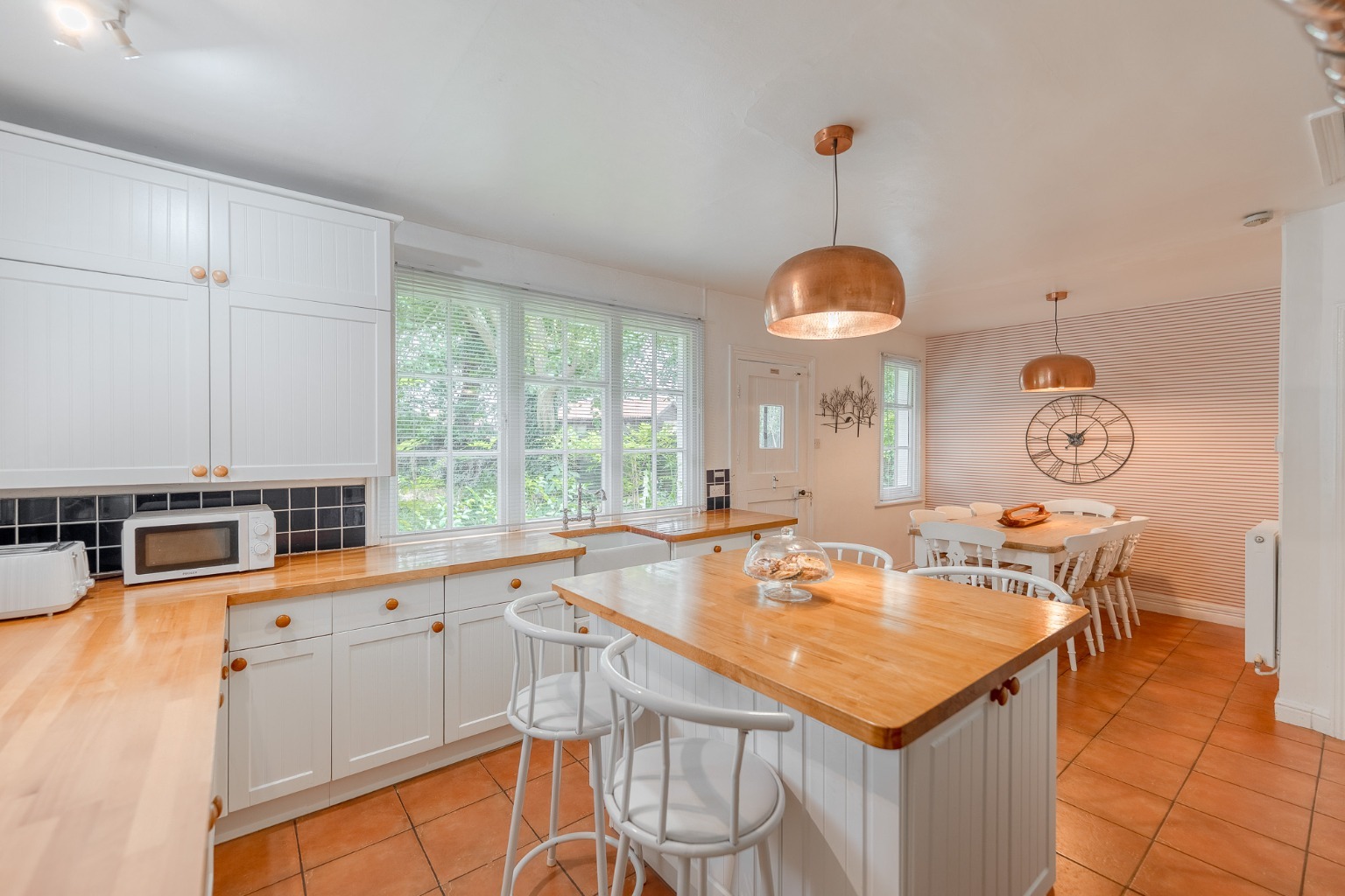 STUNNING DETACHED BUNGALOW ON THE EDGE OF POPULAR VILLAGE Property image 4