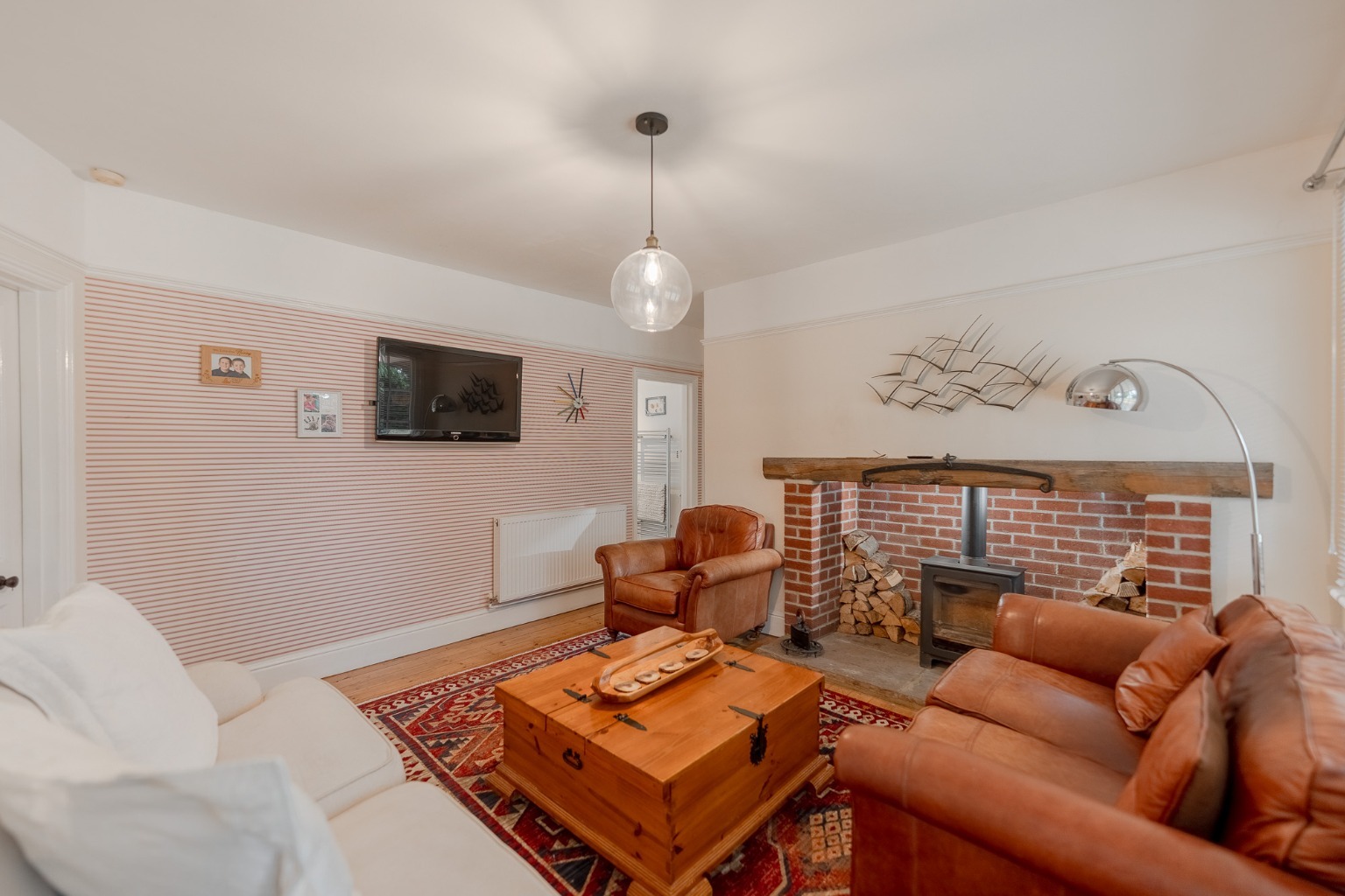 STUNNING DETACHED BUNGALOW ON THE EDGE OF POPULAR VILLAGE Property image 3