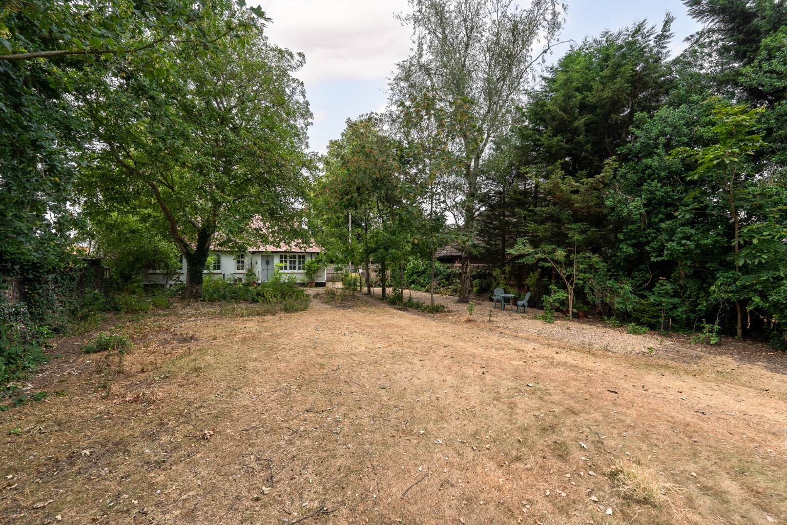 STUNNING DETACHED BUNGALOW ON THE EDGE OF POPULAR VILLAGE Property image 15