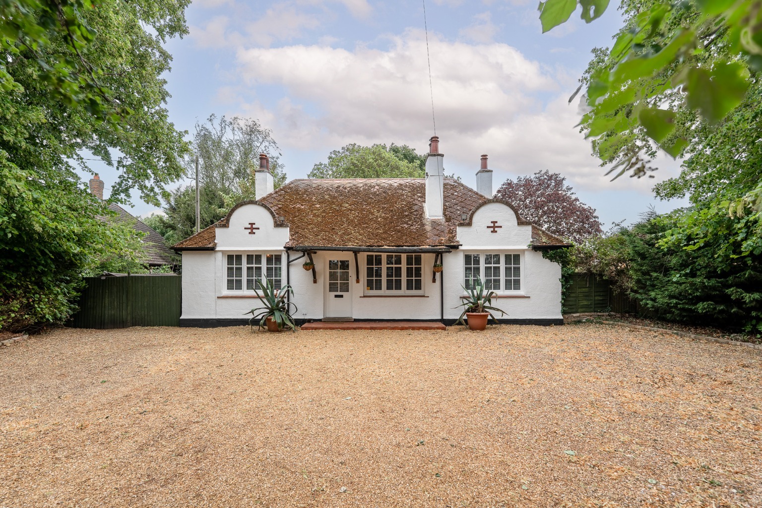 STUNNING DETACHED BUNGALOW ON THE EDGE OF POPULAR VILLAGE Property image 1