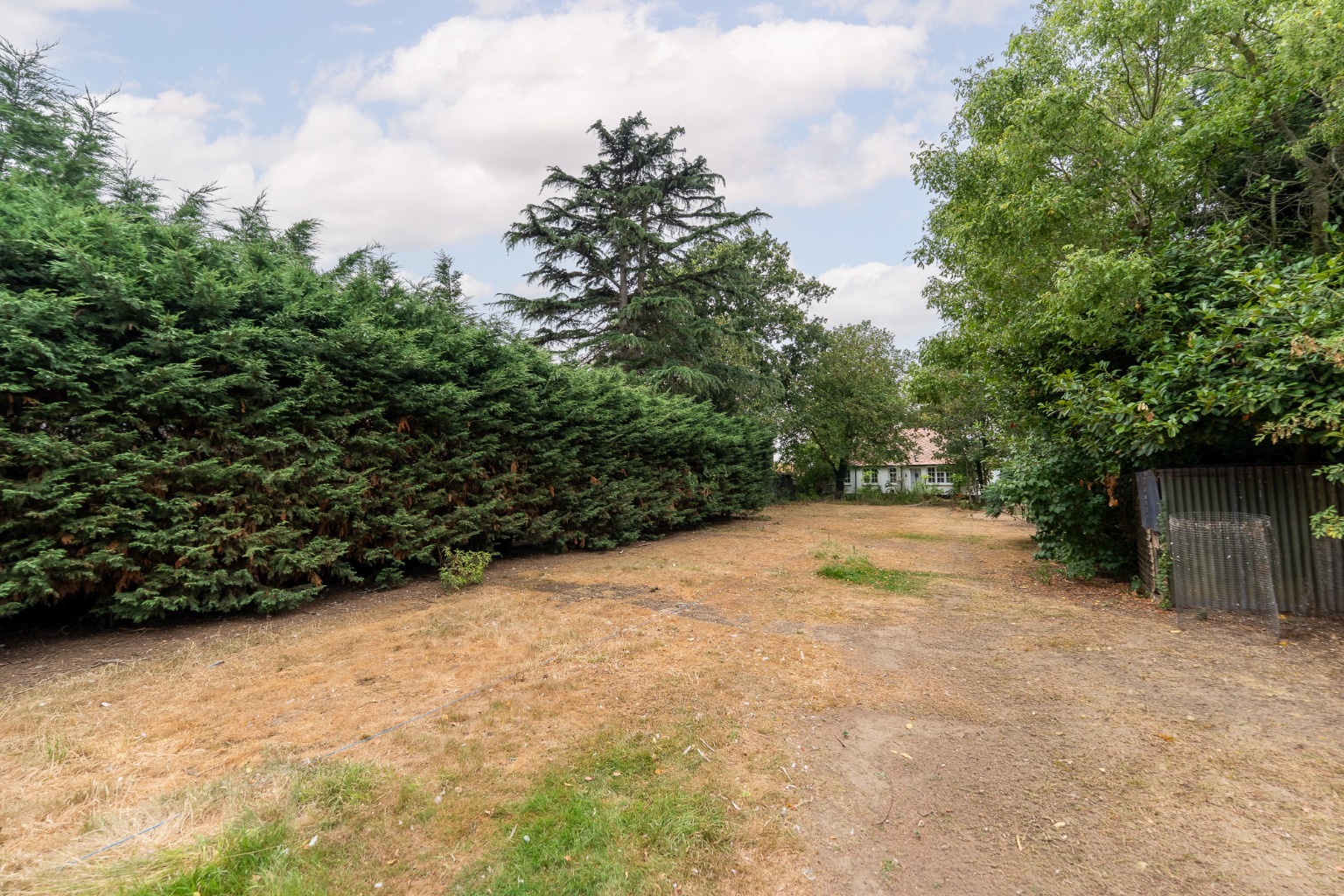 STUNNING DETACHED BUNGALOW ON THE EDGE OF POPULAR VILLAGE Property image 17