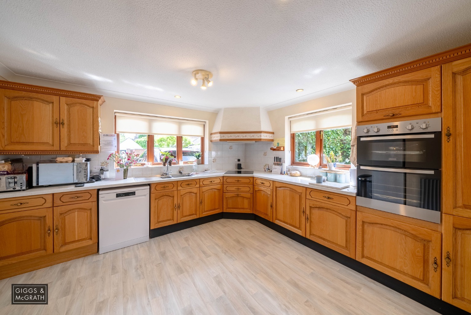 Spacious 3 Double Bedroom Detached Bungalow For Sale Property image 4