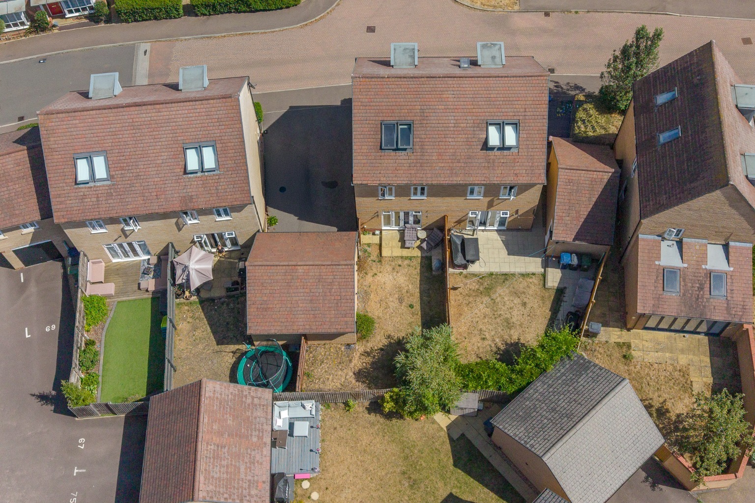 Stunning Three-Storey Home with Garage and driveway in Summers Hill Drive Property image 4