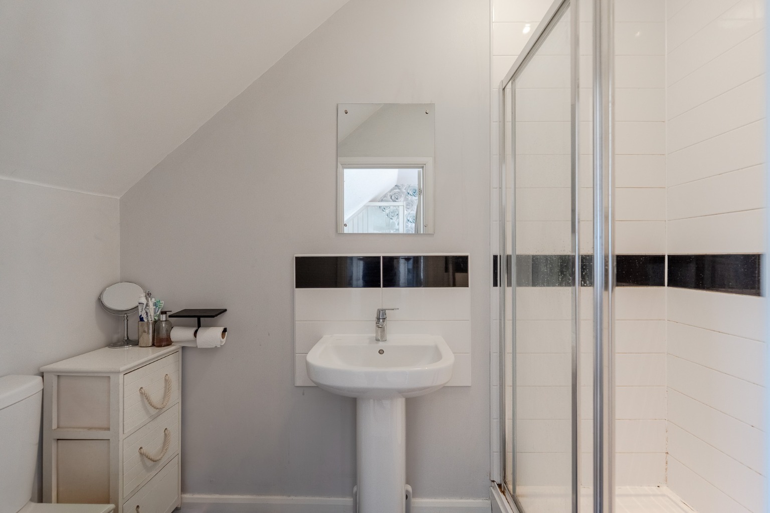 Stunning Three-Storey Home with Garage and driveway in Summers Hill Drive Property image 16