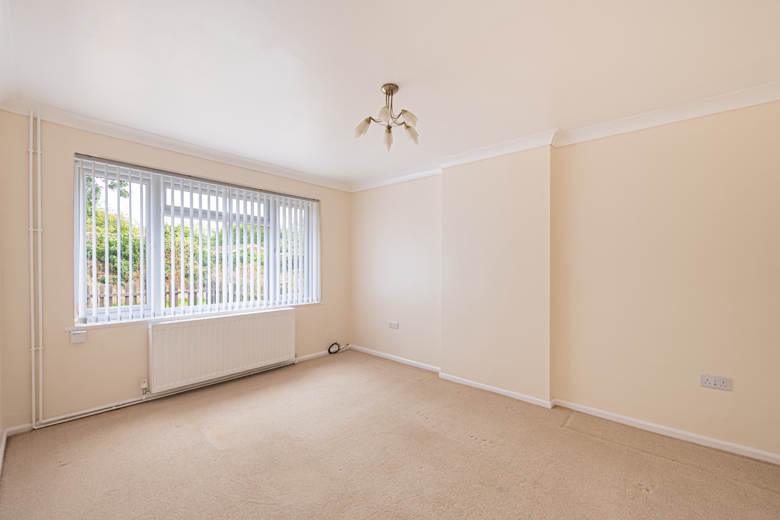 WELL PRESENTED TWO BEDROOM BUNGALOW WITH GARAGE, DRIVEWAY & NO FORWARD CHAIN Property image 2