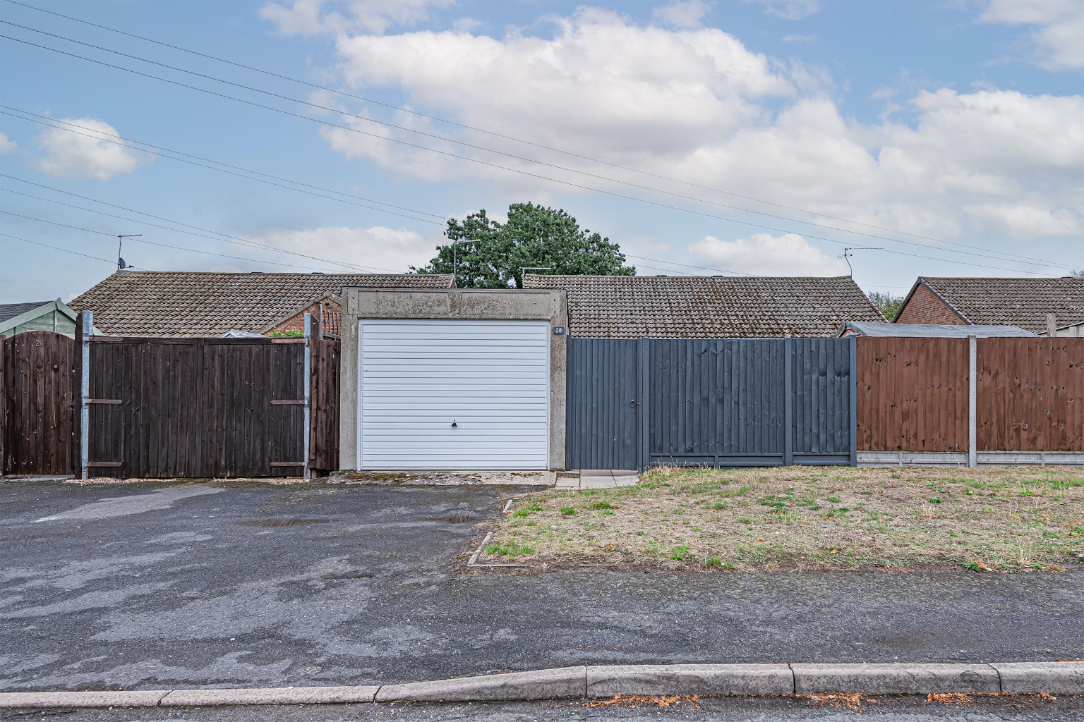 WELL PRESENTED TWO BEDROOM BUNGALOW WITH GARAGE, DRIVEWAY & NO FORWARD CHAIN Property image 16