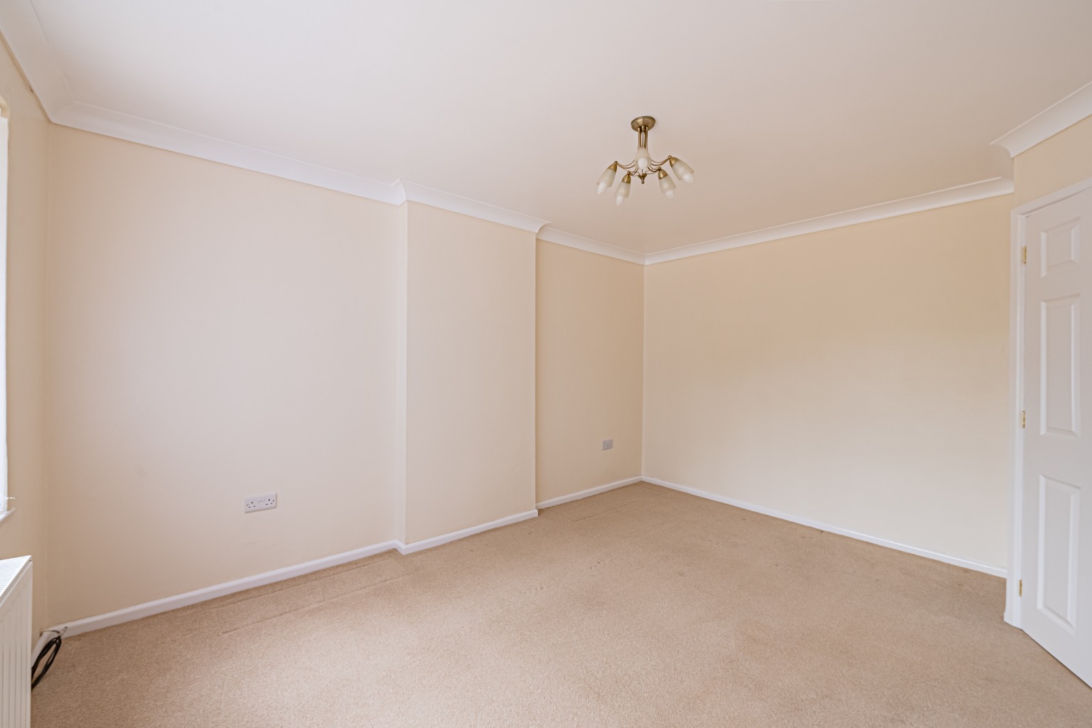WELL PRESENTED TWO BEDROOM BUNGALOW WITH GARAGE, DRIVEWAY & NO FORWARD CHAIN Property image 5