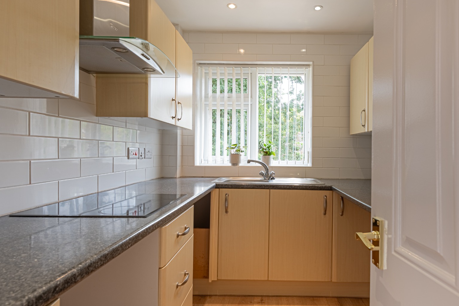 WELL PRESENTED TWO BEDROOM BUNGALOW WITH GARAGE, DRIVEWAY & NO FORWARD CHAIN Property image 4