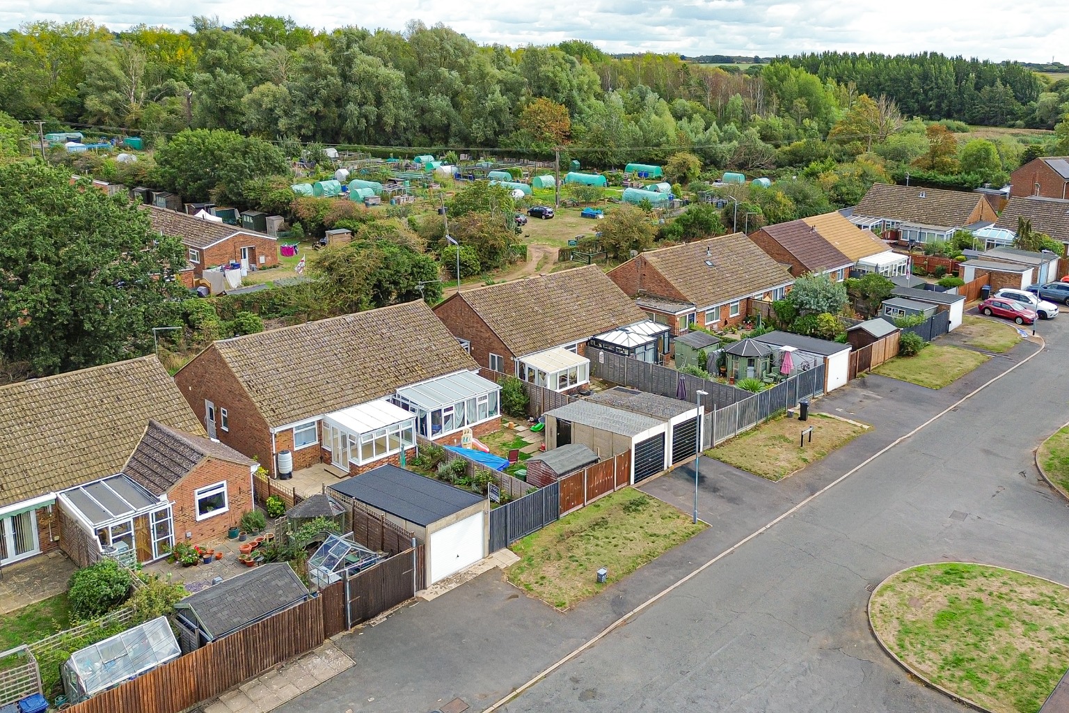 WELL PRESENTED TWO BEDROOM BUNGALOW WITH GARAGE, DRIVEWAY & NO FORWARD CHAIN Property image 18