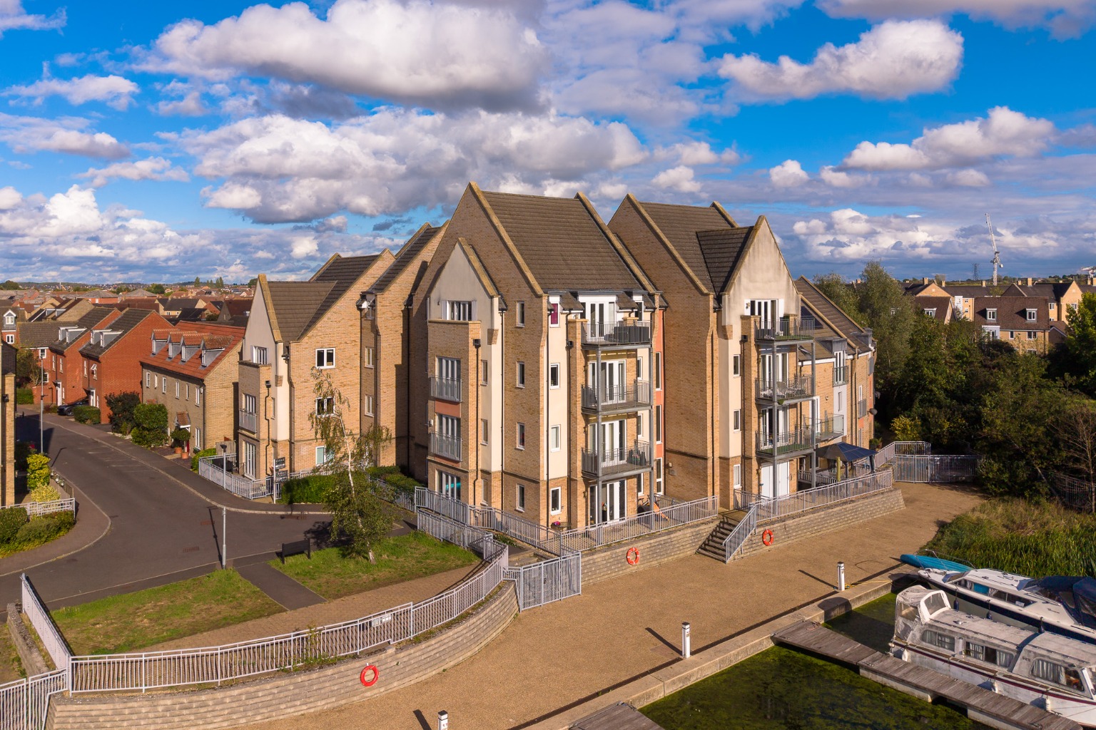 THREE BEDROOM APARTMENT WITH PANORAMIC MARINA VIEWS AND OVER 1000SQFT OF LIVING SPACE Property image 5
