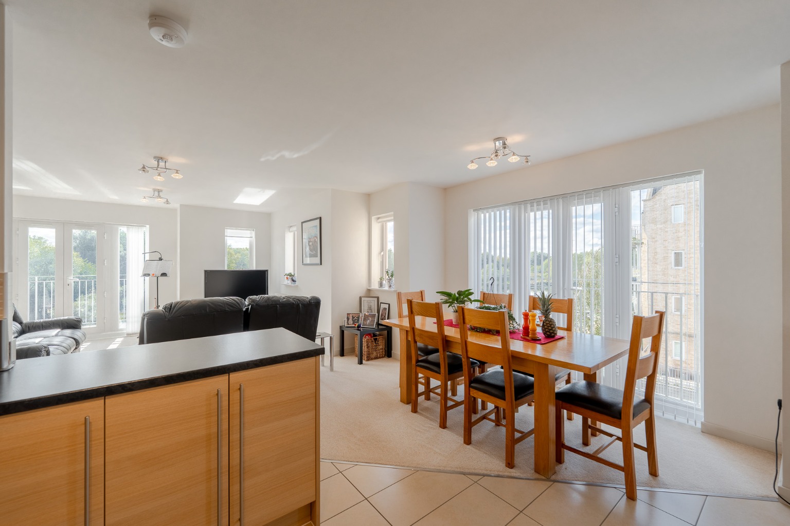 THREE BEDROOM APARTMENT WITH PANORAMIC MARINA VIEWS AND OVER 1000SQFT OF LIVING SPACE Property image 4