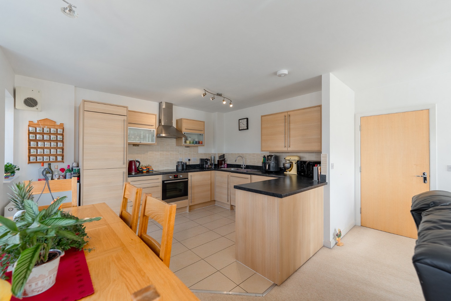 THREE BEDROOM APARTMENT WITH PANORAMIC MARINA VIEWS AND OVER 1000SQFT OF LIVING SPACE Property image 3