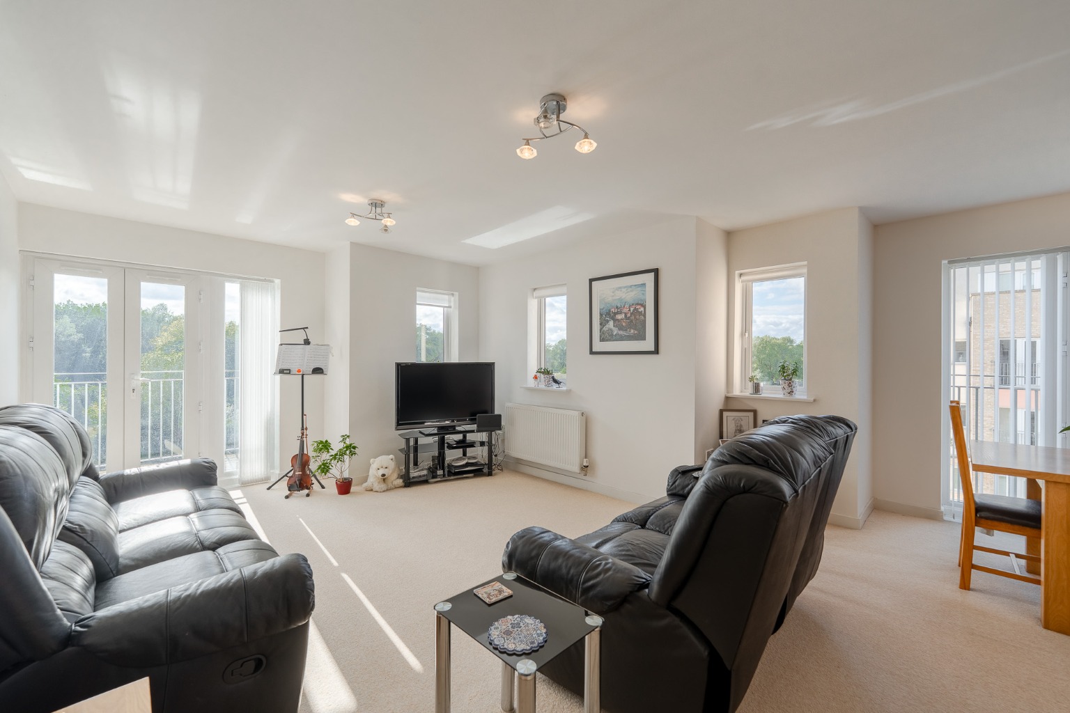 THREE BEDROOM APARTMENT WITH PANORAMIC MARINA VIEWS AND OVER 1000SQFT OF LIVING SPACE Property image 2