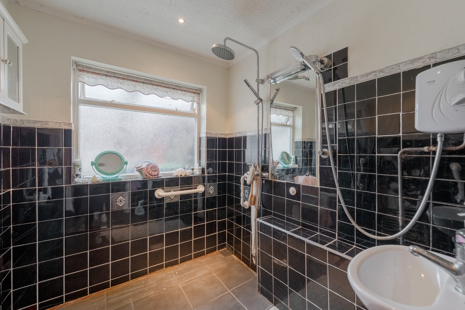 Detached chalet bungalow offering versatile accommodation, over looking fields to front and rear Property image 5