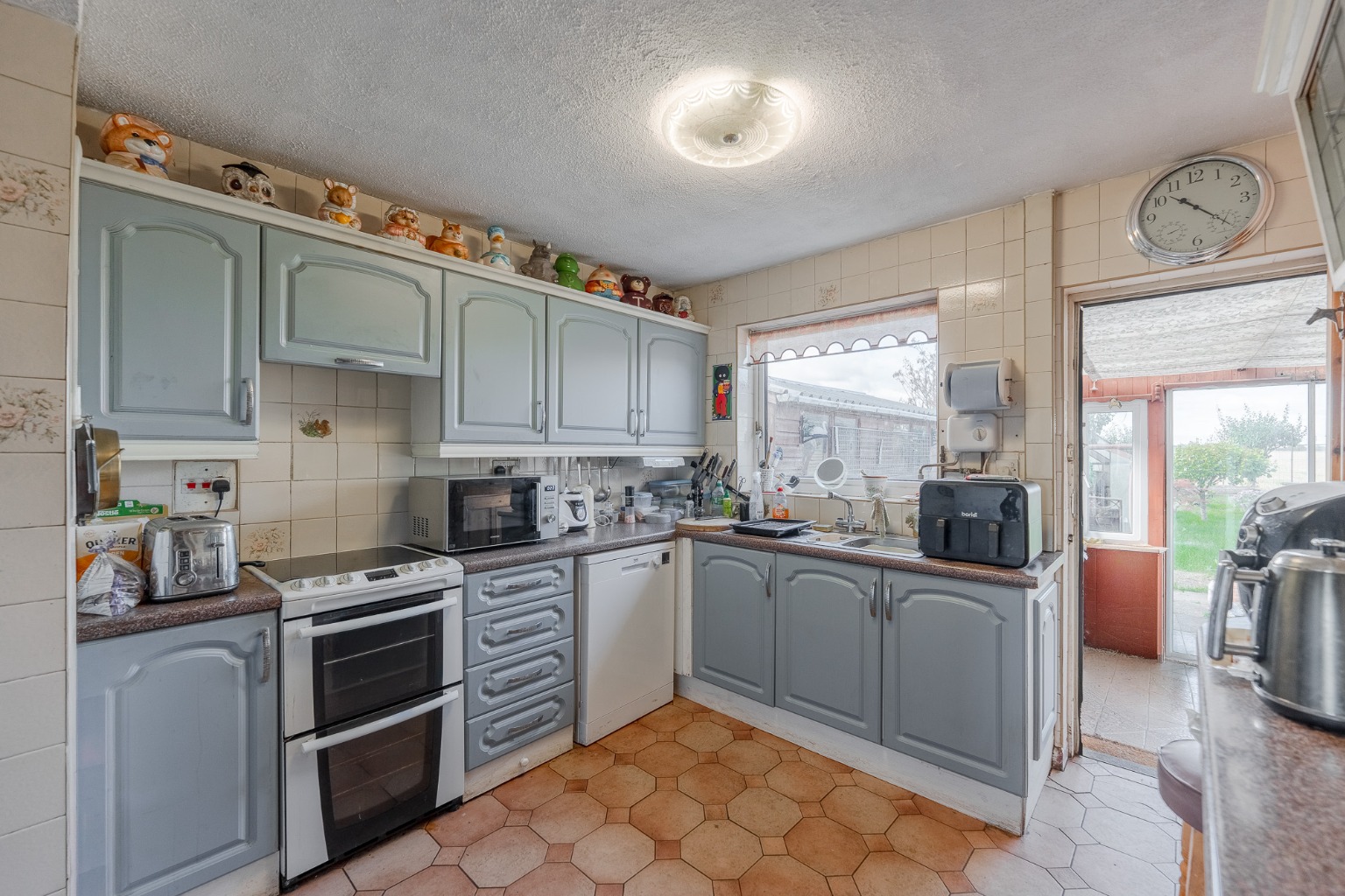 Detached chalet bungalow offering versatile accommodation, over looking fields to front and rear Property image 8