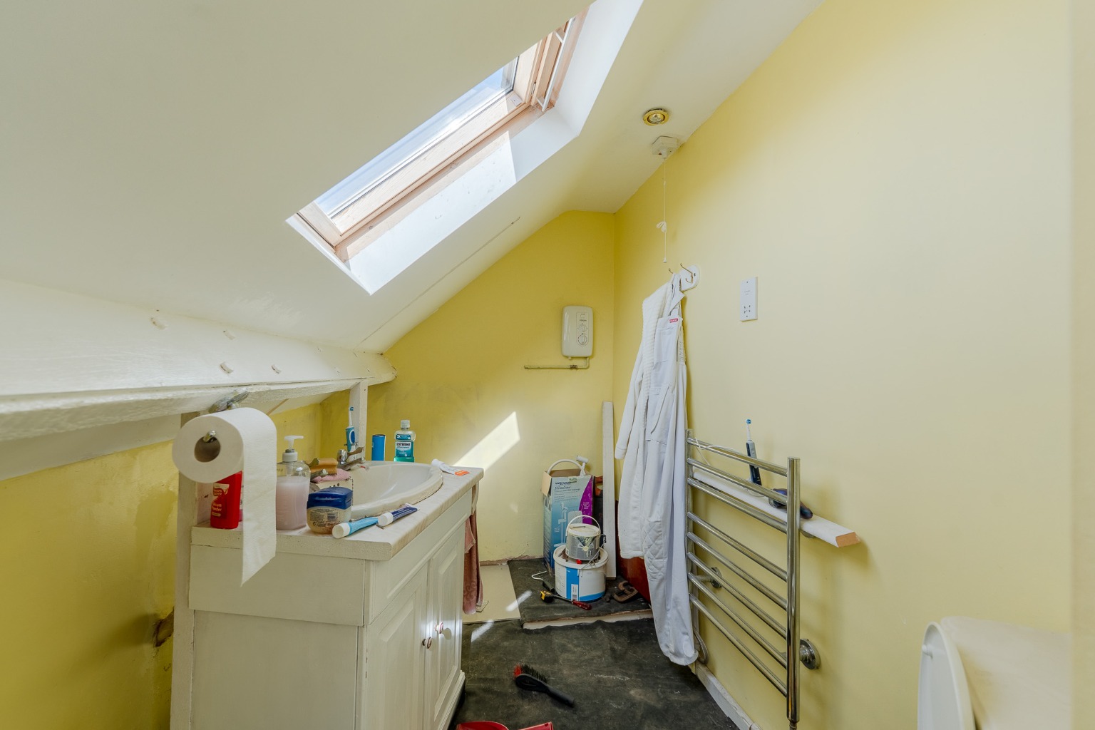 Detached chalet bungalow offering versatile accommodation, over looking fields to front and rear Property image 13