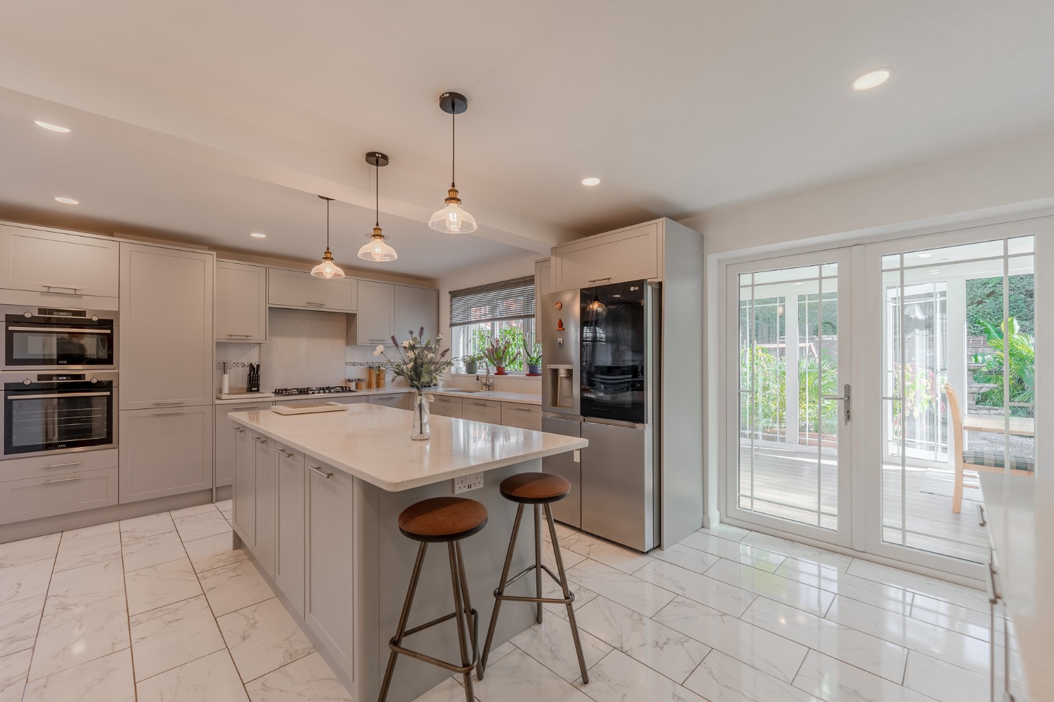 Stunning five bedroom detached and extended family home with annexe Property image 2