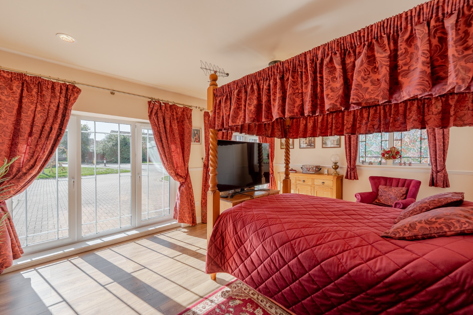 Stunning five bedroom detached and extended family home with annexe Property image 12