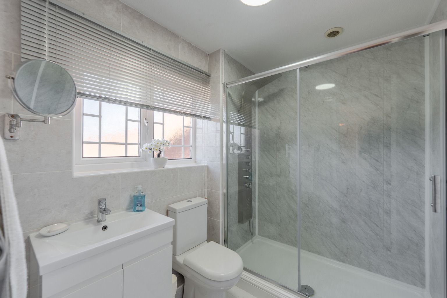 Stunning five bedroom detached and extended family home with annexe Property image 18
