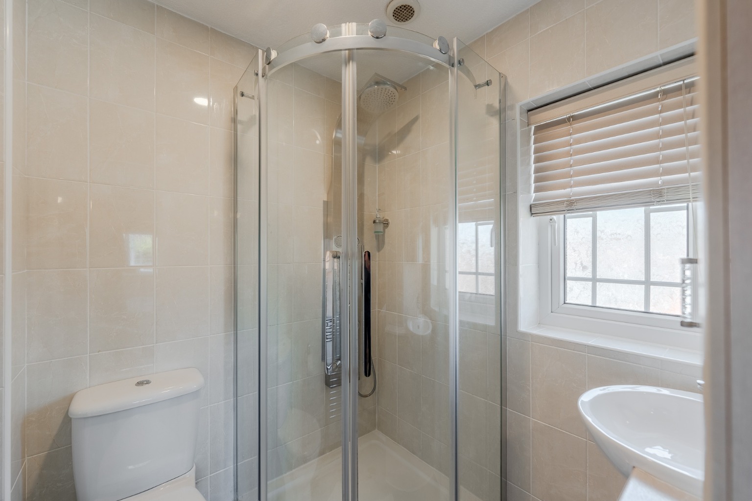 Stunning five bedroom detached and extended family home with annexe Property image 14