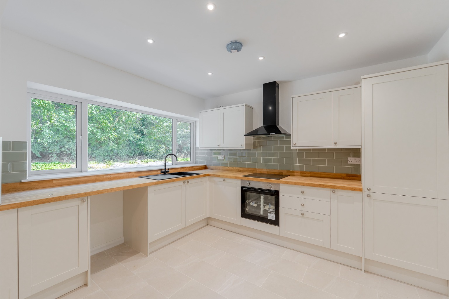 A SPACIOUS FOUR BEDROOM HOME IN THE HEART OF SOUGHT-AFTER BUCKDEN Property image 2