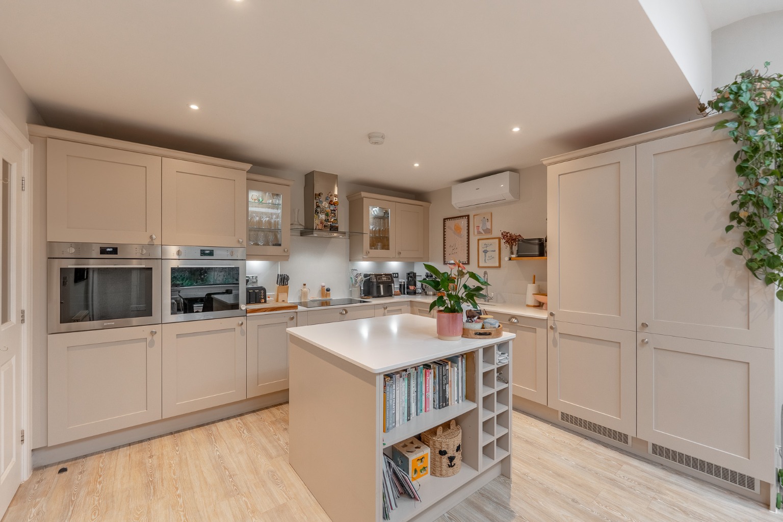 Immaculate 3 Bedroom Link-Detached Home in Sought-After Brampton Park Property image 2