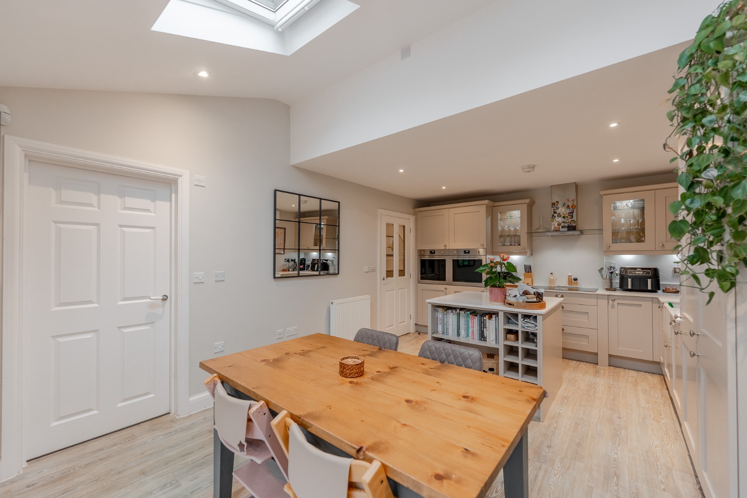 Immaculate 3 Bedroom Link-Detached Home in Sought-After Brampton Park Property image 6