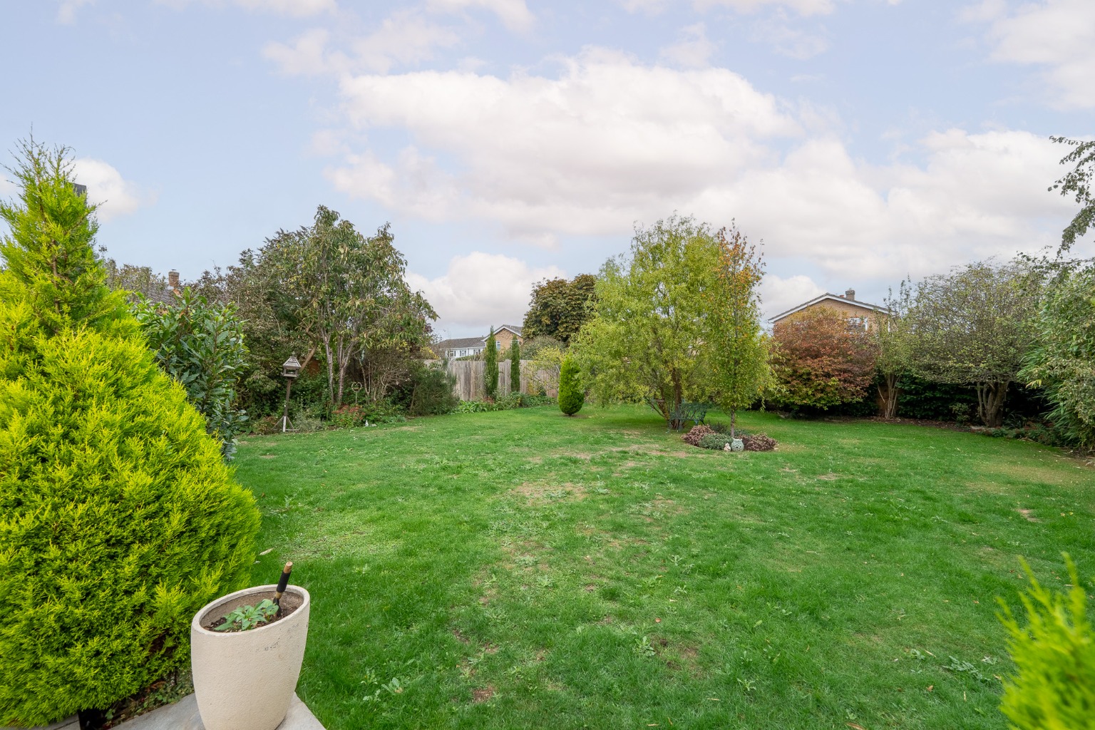 * Guide Price £800,000 - £850,000 * Exquisite 4 Bedroom Family Home with Views Over Hemingford Lake Property image 4