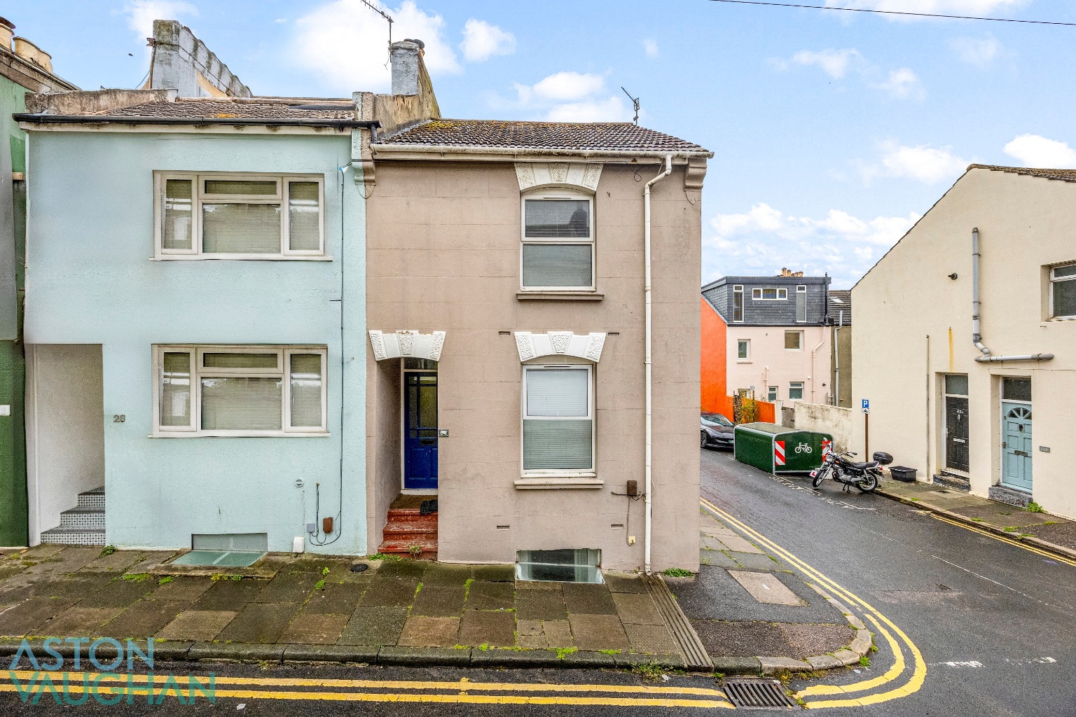 Versatile 3-Bed House in Brighton: Seafront & Park Nearby