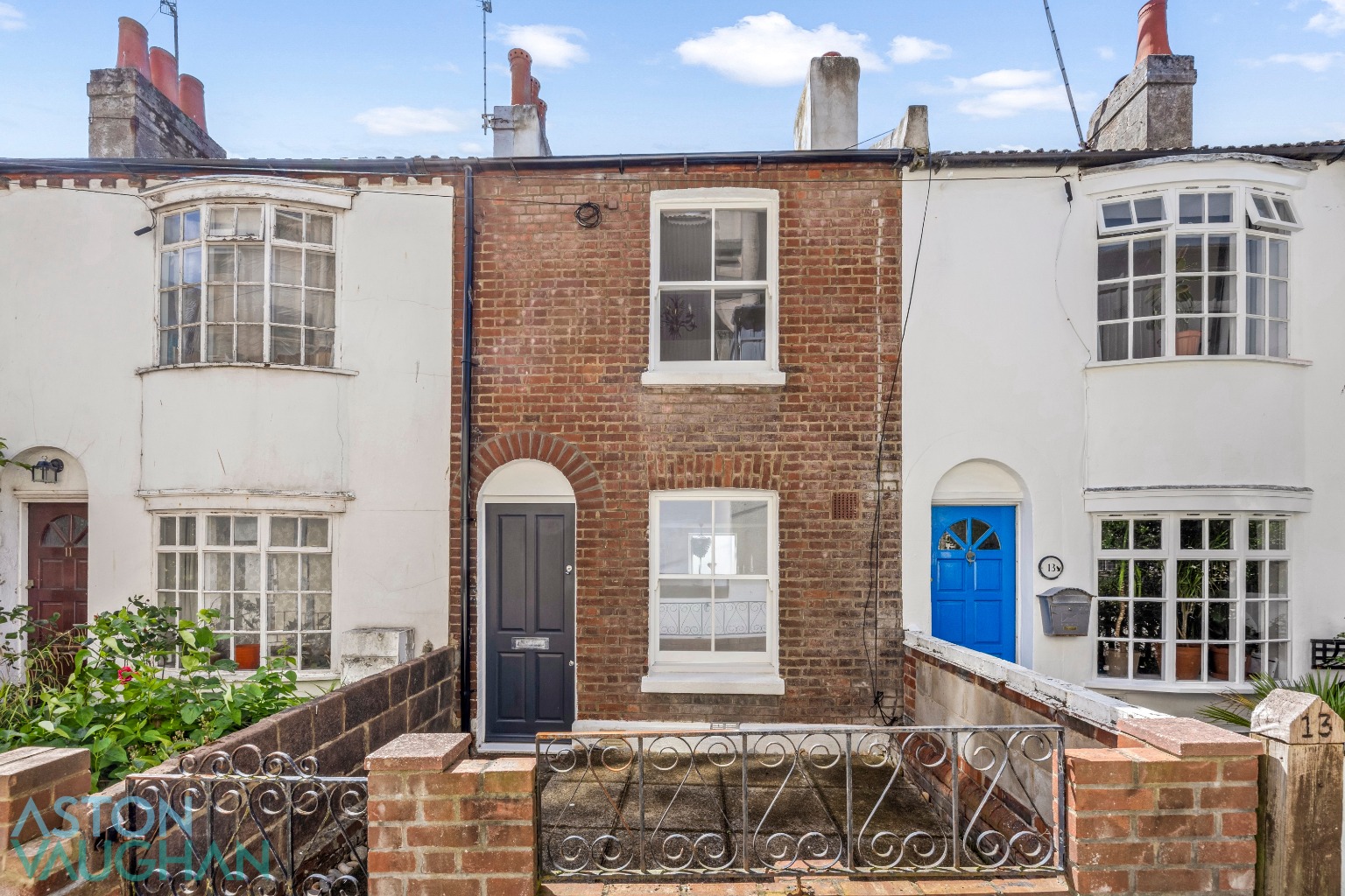 Charming 2-Bed House in Central Brighton with Courtyard & Patio