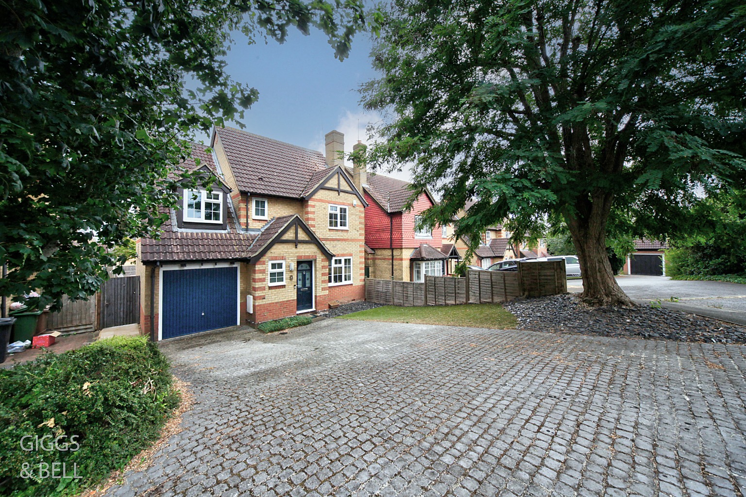 SUPERB DETACHED MODERN HOME IN A RARLEY AVAILABLE LOCATION !