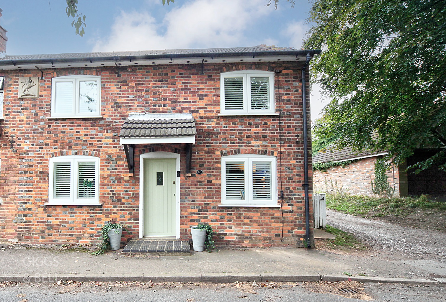 A SPECIAL COTTAGE IN THIS DELIGHTFUL HERTFORDSHIRE  VILLAGE