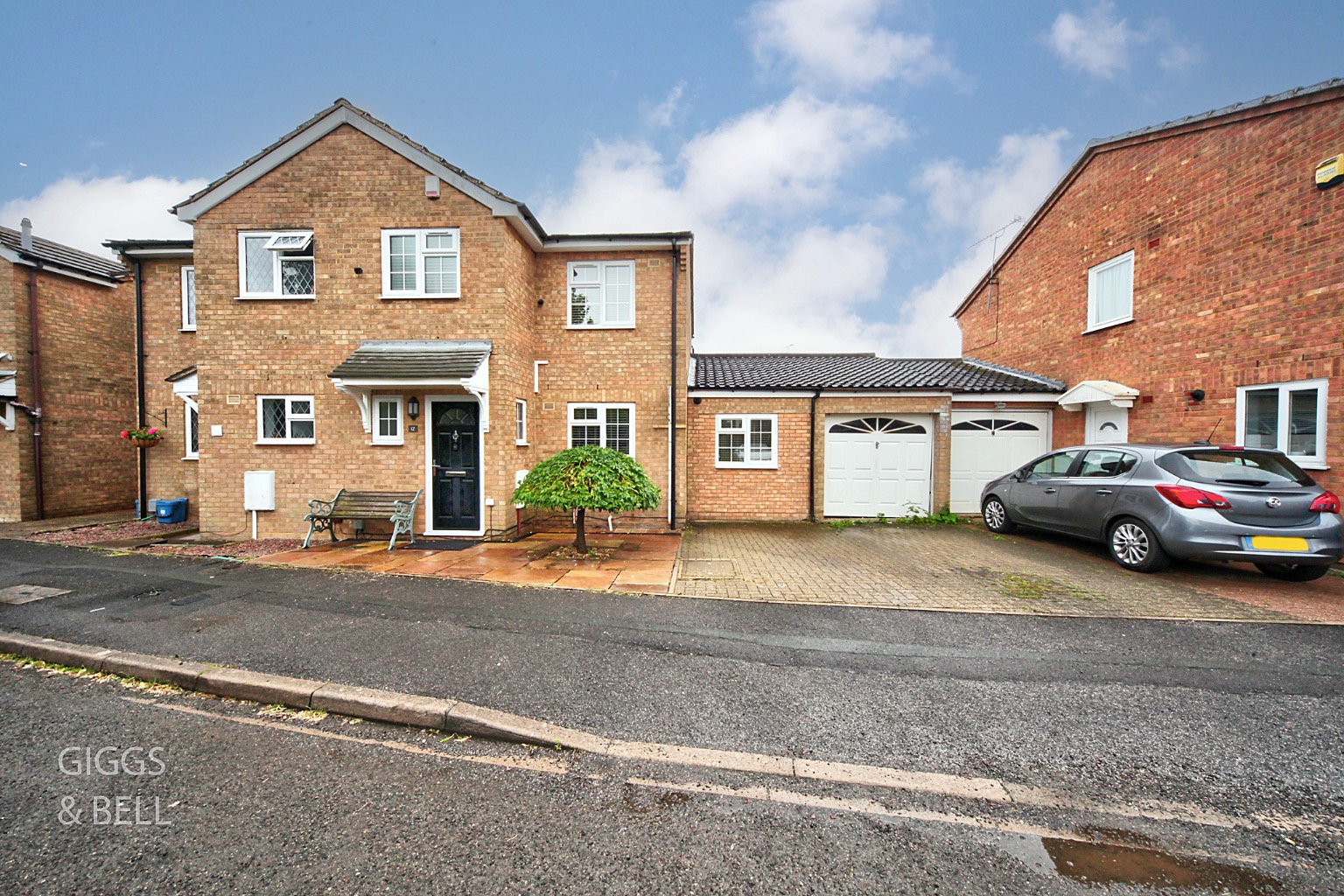 CHAIN FREE,MODERN WIGMORE SEMI, WITH TWO RECEPTIONS!