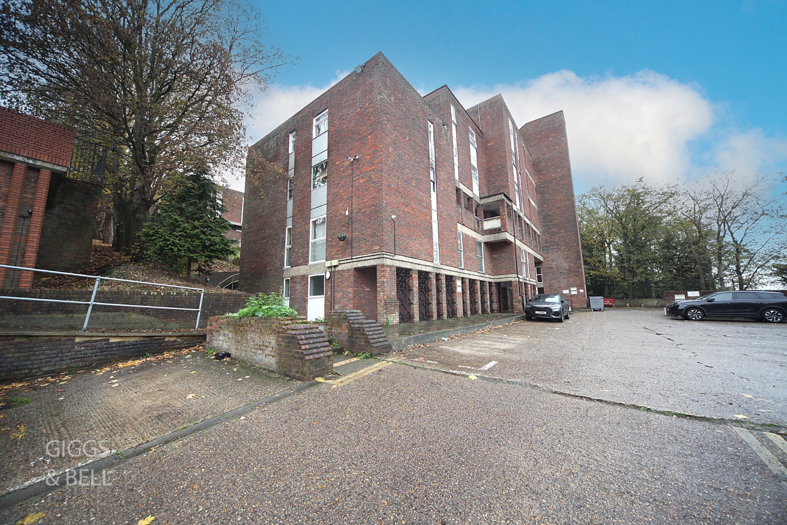 Are you looking for a two bedroom flat with a long lease and a garage in the heart of Luton !